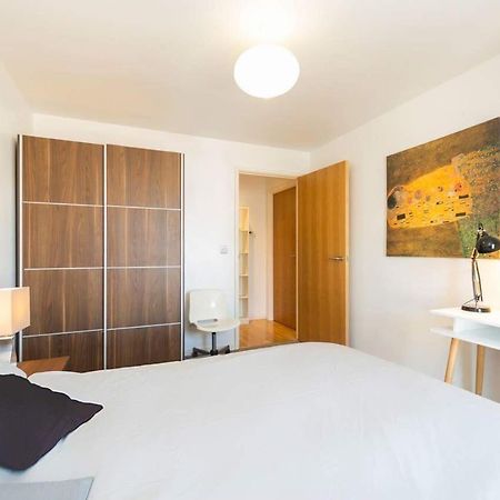 Room With Private Bathroom In A Modern Two Bedroom Two Bathroom Flat London Ngoại thất bức ảnh