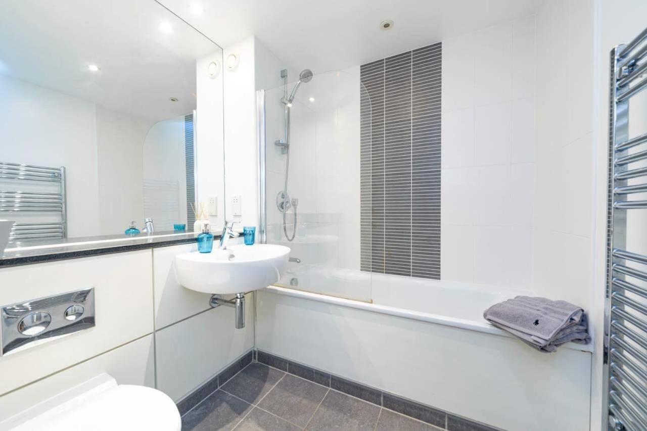 Room With Private Bathroom In A Modern Two Bedroom Two Bathroom Flat London Ngoại thất bức ảnh