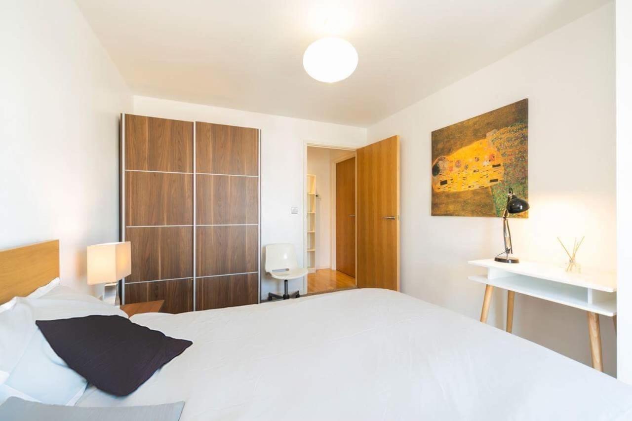 Room With Private Bathroom In A Modern Two Bedroom Two Bathroom Flat London Ngoại thất bức ảnh