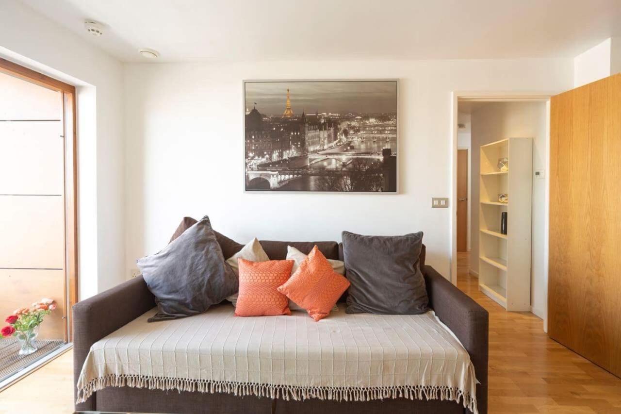Room With Private Bathroom In A Modern Two Bedroom Two Bathroom Flat London Ngoại thất bức ảnh
